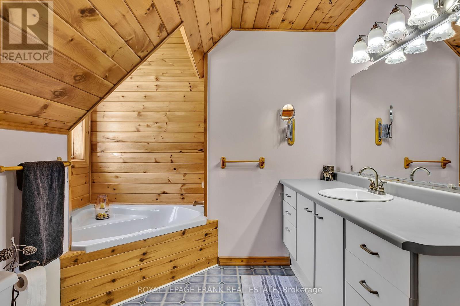 












3515 COUNTY RD 121 ROAD

,
Kawartha Lakes (Fenelon),




Ontario
K0M2A0

