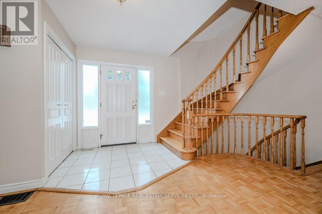 












30 BIRKBANK DRIVE

,
Oakville,




Ontario
L6J4Y9

