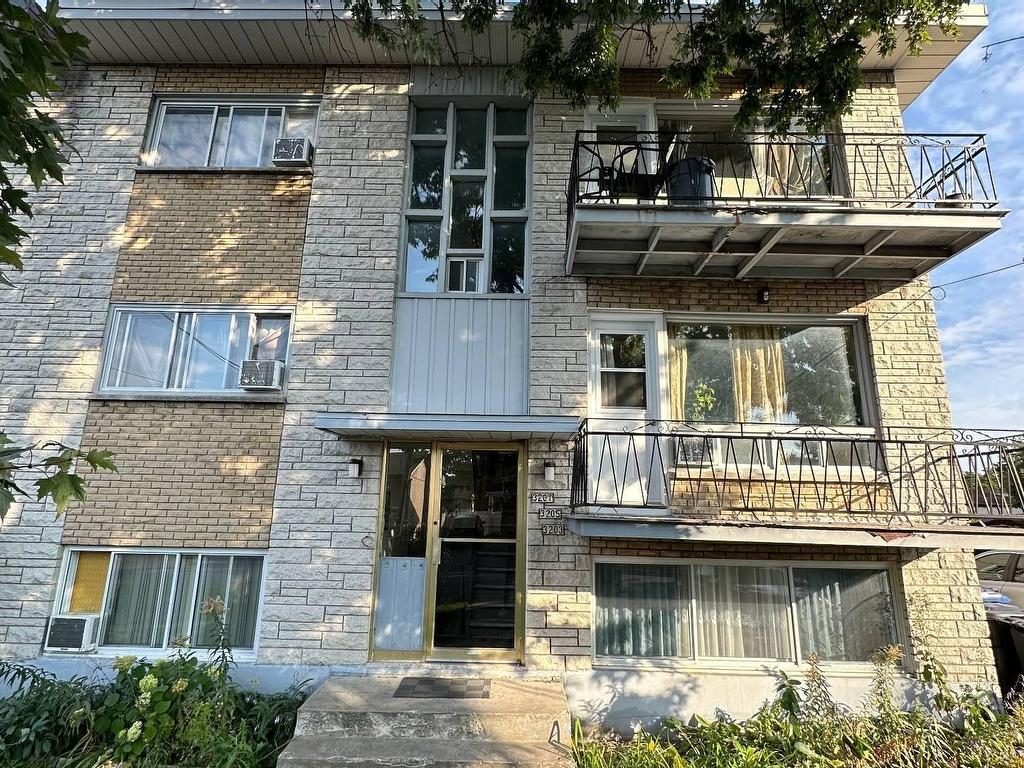 









3203

 - 3207


Rue Adélaïde

,
Longueuil (Saint-Hubert),




QC
J3Y4W5

