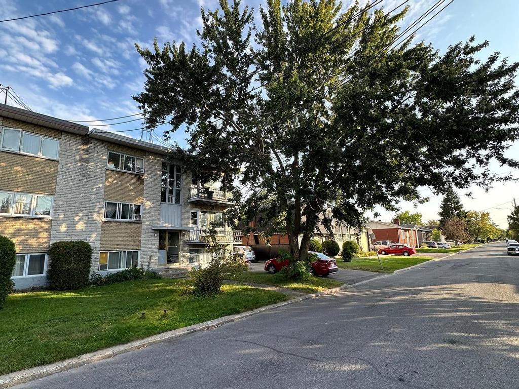









3203

 - 3207


Rue Adélaïde

,
Longueuil (Saint-Hubert),




QC
J3Y4W5

