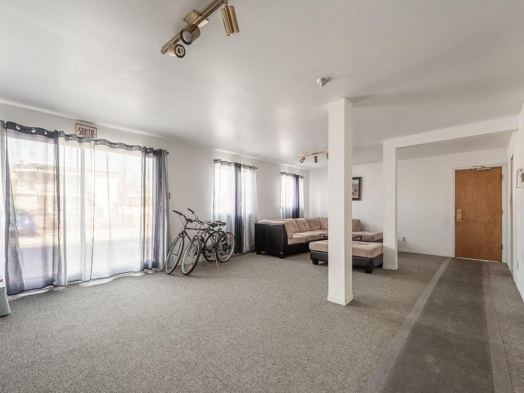 









1705


Av. Barbe

, 1,
Laval (Chomedey),




QC
H7T1L9

