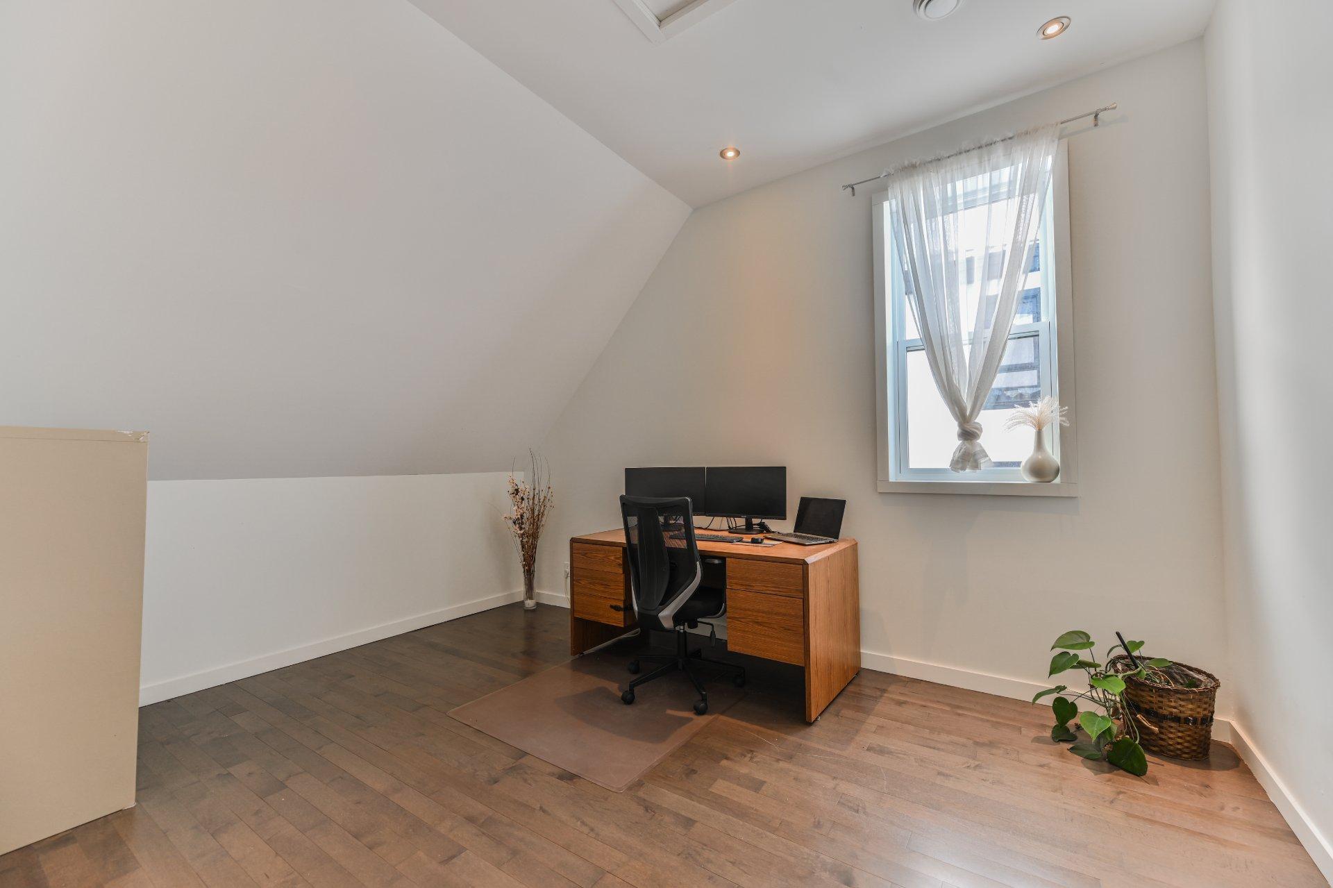 









1426


Rue Shefford

,
Bromont,




QC
J2L1E1

