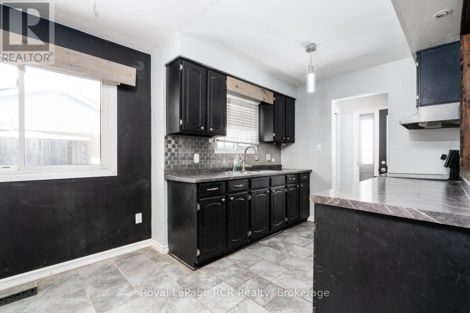












672 KENNARD CRESCENT

,
Kincardine,




Ontario
N2Z1T4

