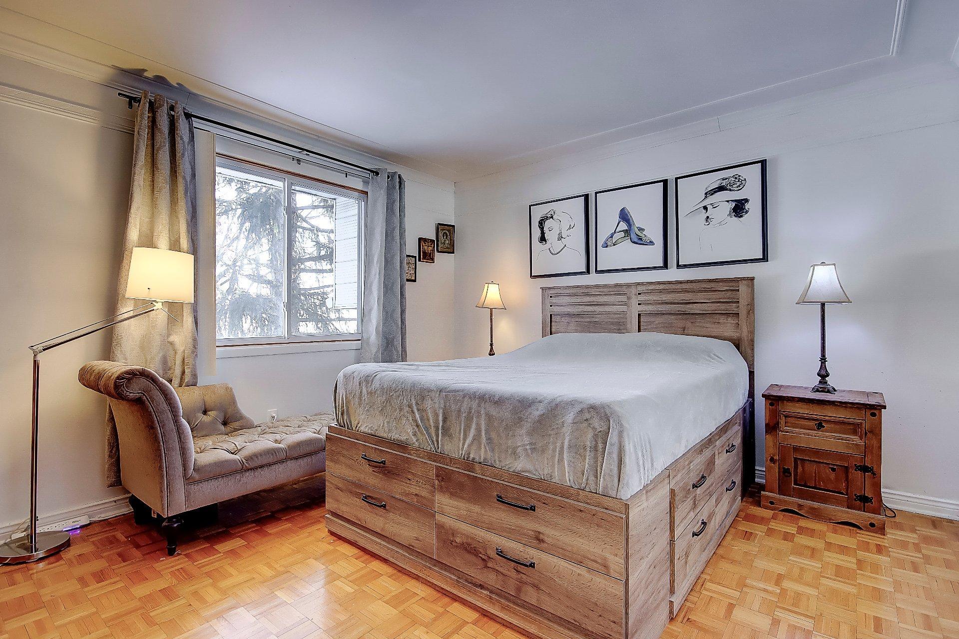 









1087


Rue Verchères

,
Saint-Bruno-de-Montarville,




QC
J3V3M6

