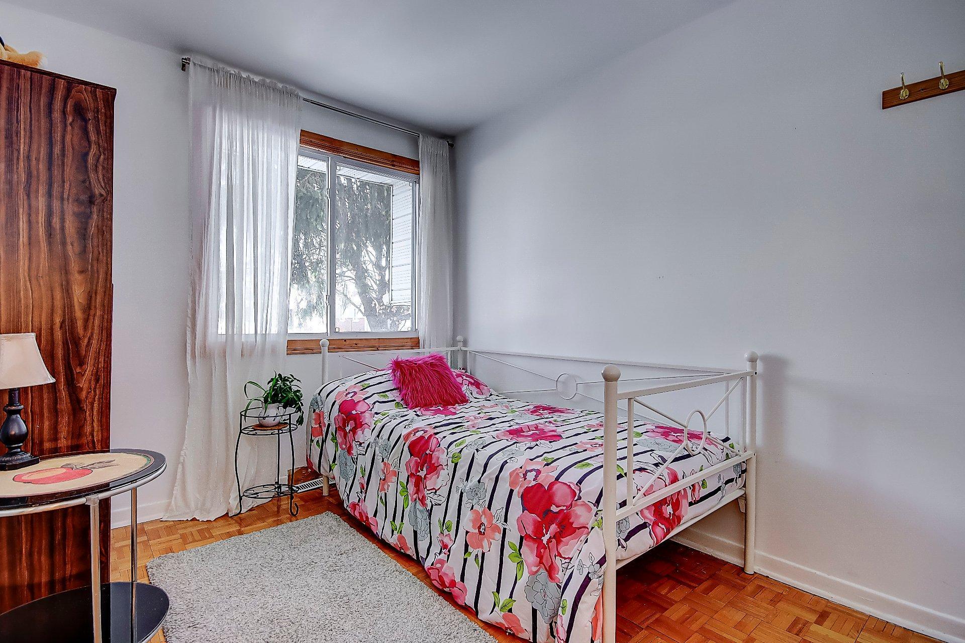 









1087


Rue Verchères

,
Saint-Bruno-de-Montarville,




QC
J3V3M6


