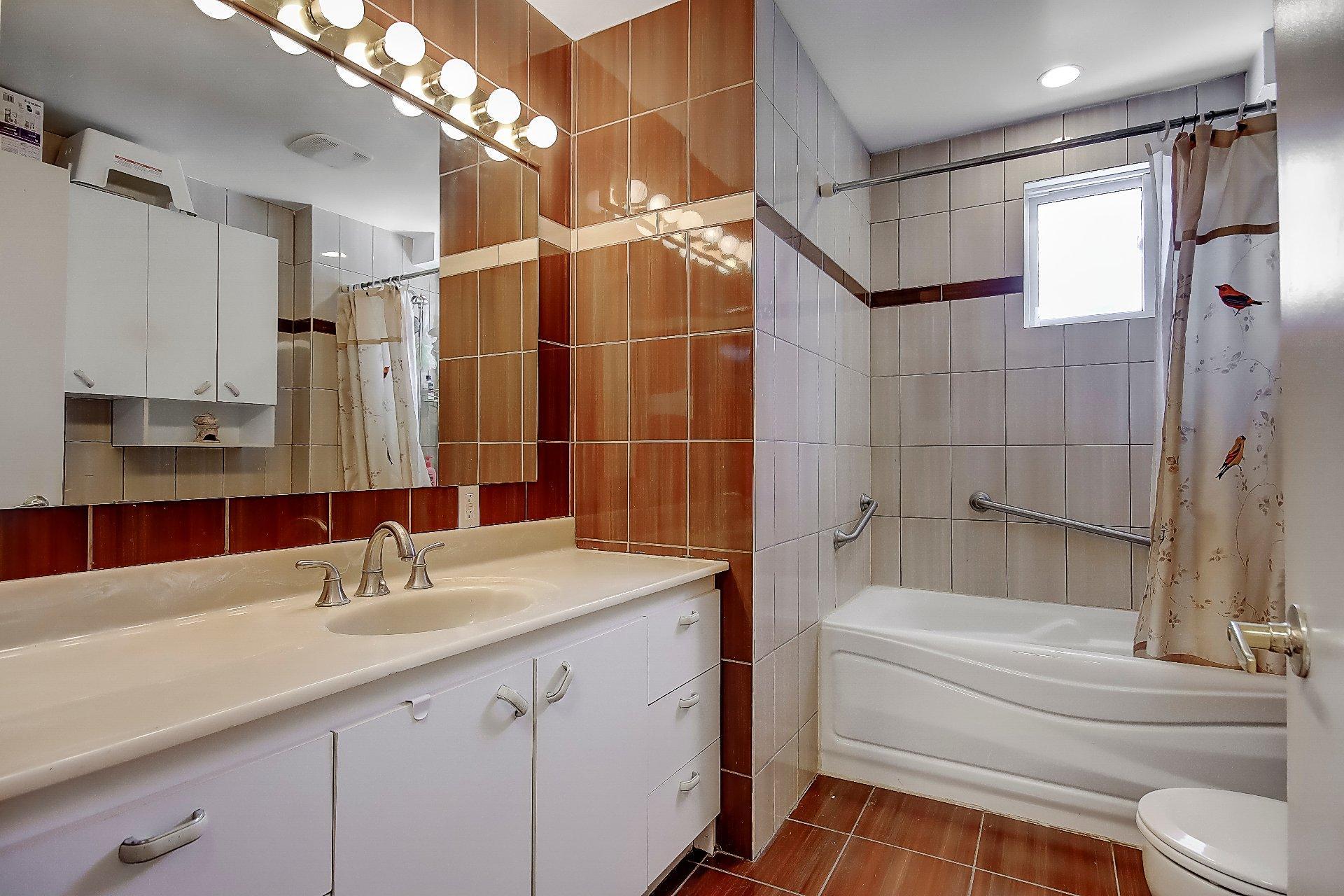 









1087


Rue Verchères

,
Saint-Bruno-de-Montarville,




QC
J3V3M6

