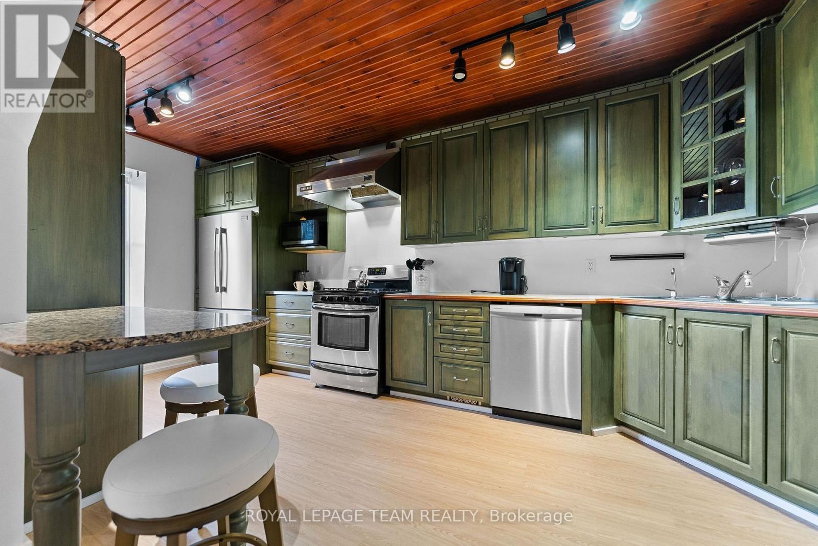 












105 HALLIDAY CREEK ROAD

,
Greater Madawaska,




Ontario
K0J1G0

