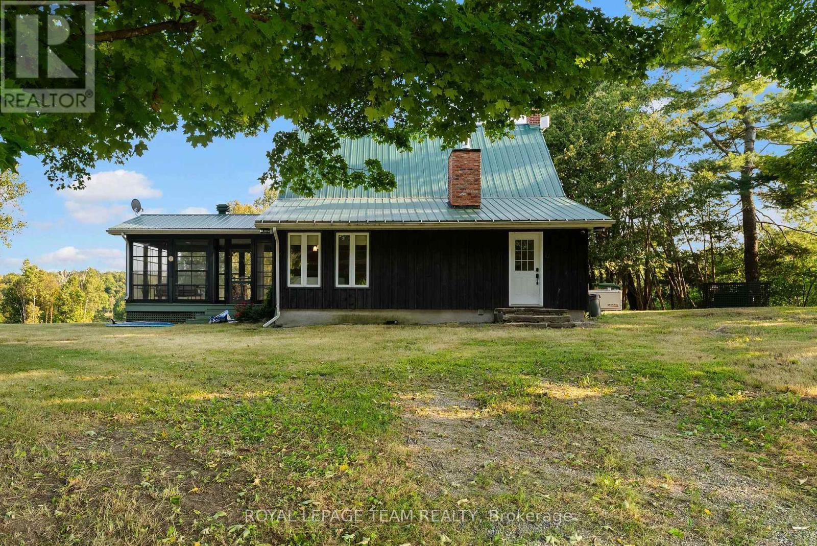 












105 HALLIDAY CREEK ROAD

,
Greater Madawaska,




Ontario
K0J1G0

