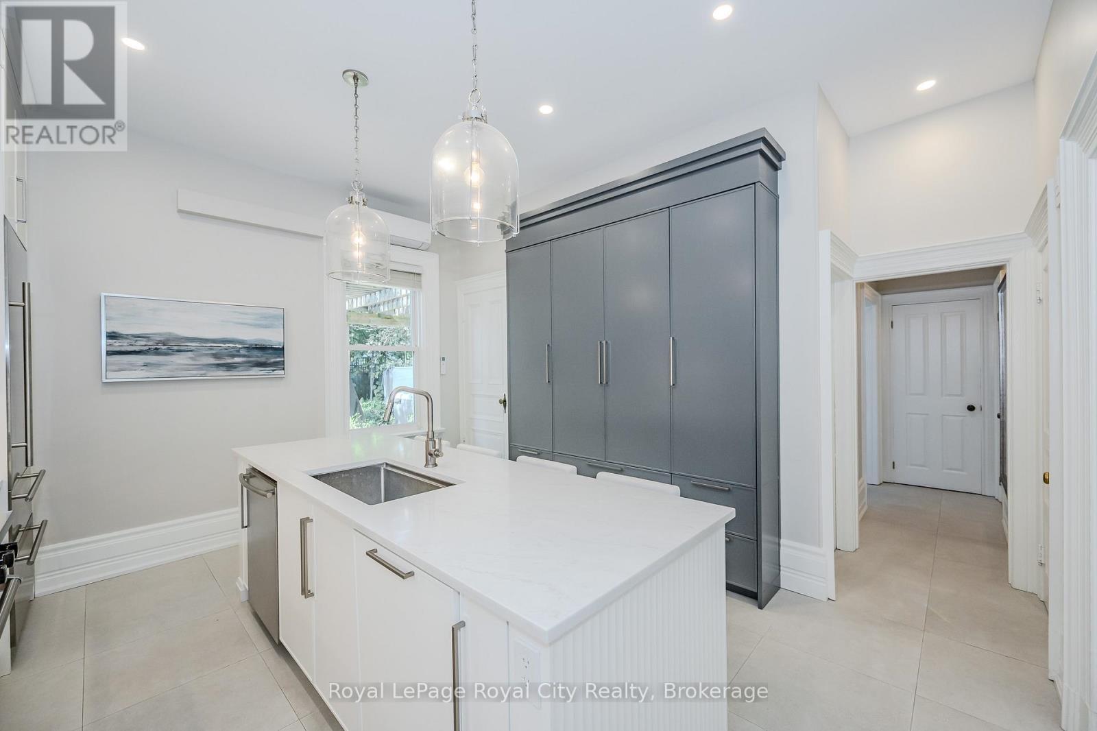 












138 DUBLIN STREET N

,
Guelph (Downtown),




Ontario
N1H4N7

