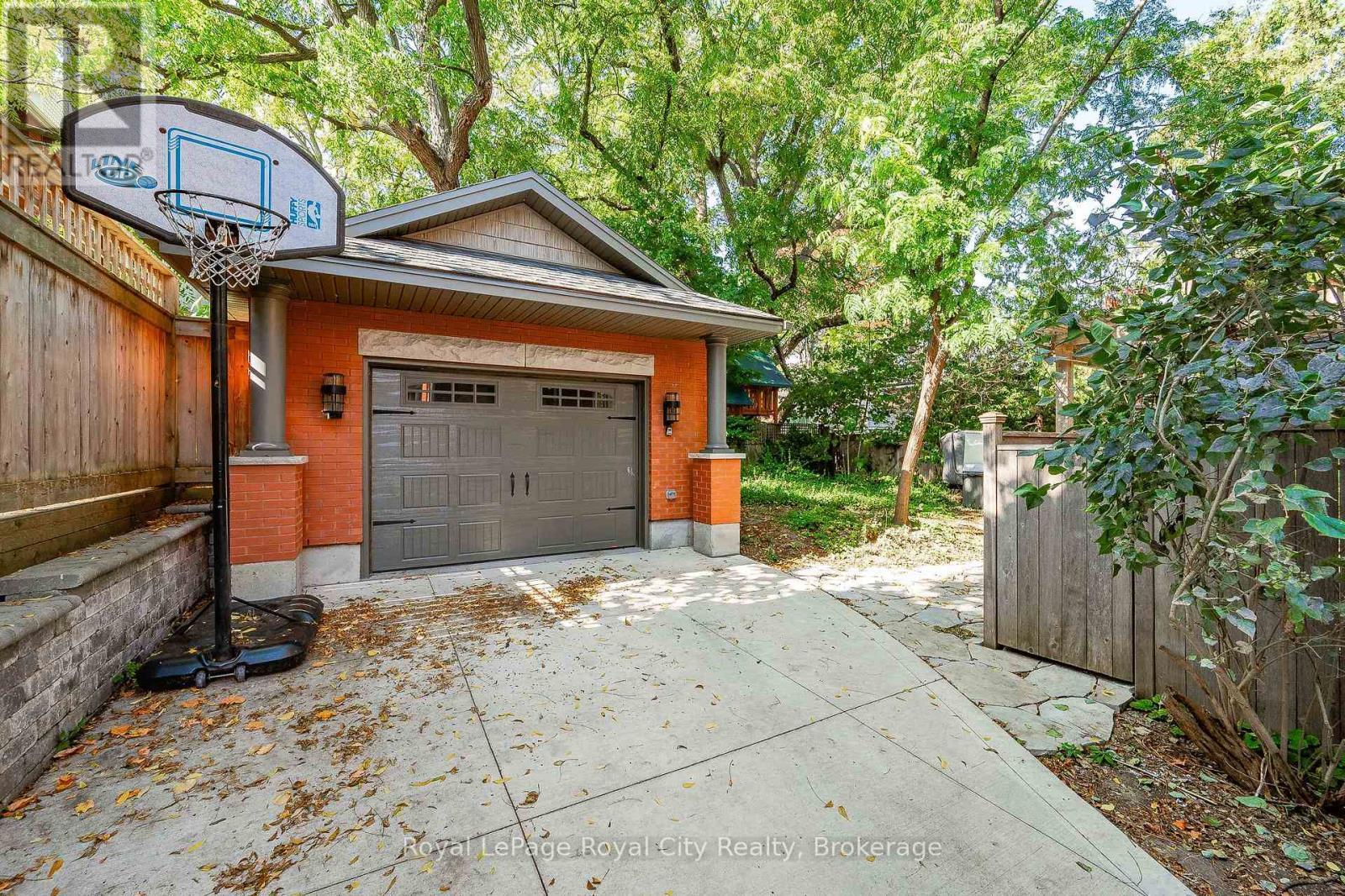 












138 DUBLIN STREET N

,
Guelph (Downtown),




Ontario
N1H4N7

