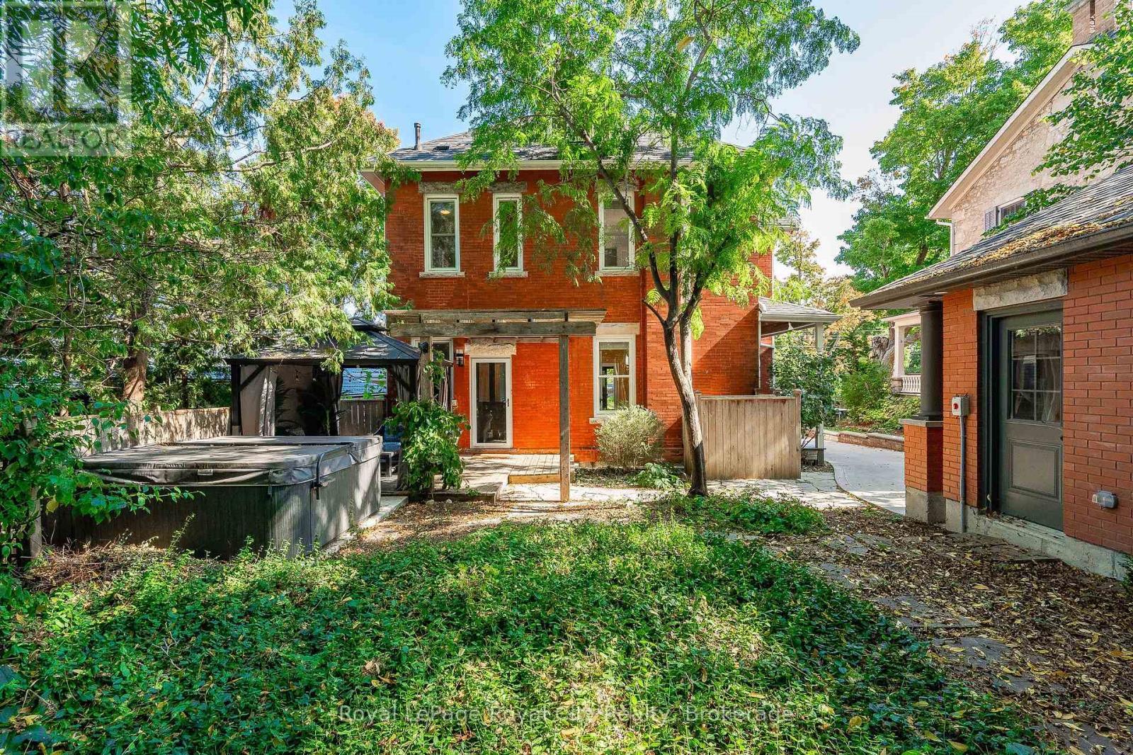 












138 DUBLIN STREET N

,
Guelph (Downtown),




Ontario
N1H4N7

