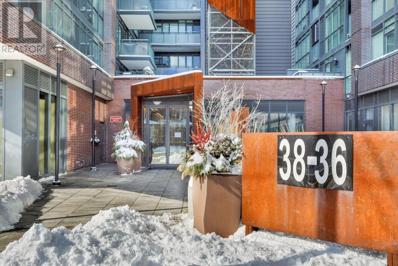 












801 - 36 HOWARD PARK AVENUE

,
Toronto,




Ontario
M6R1V5

