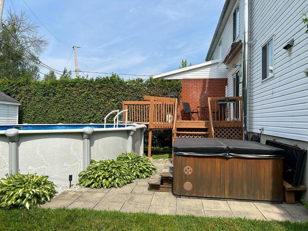 









895


Rue du Faucon

,
Drummondville,




QC
J2C7N4


