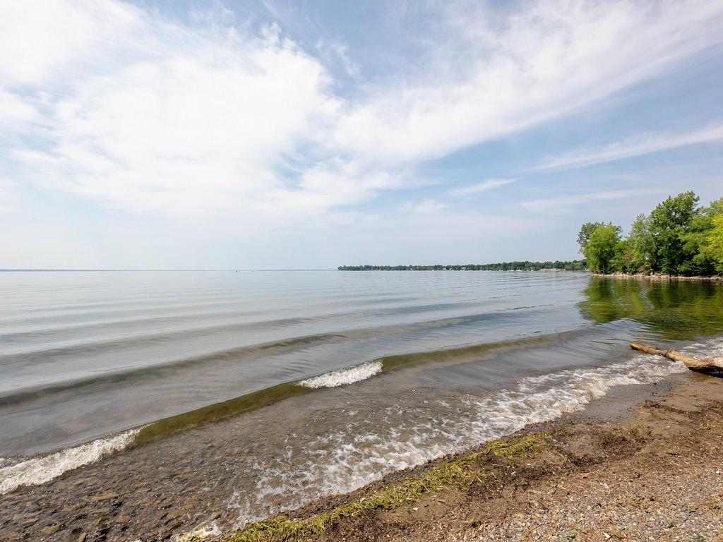 









21


Ch. du Bord-du-Lac-Lakeshore

, 216,
Pointe-Claire,




QC
H9S5N3

