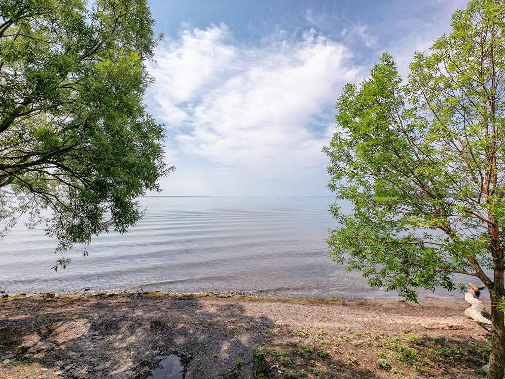 









21


Ch. du Bord-du-Lac-Lakeshore

, 216,
Pointe-Claire,




QC
H9S5N3

