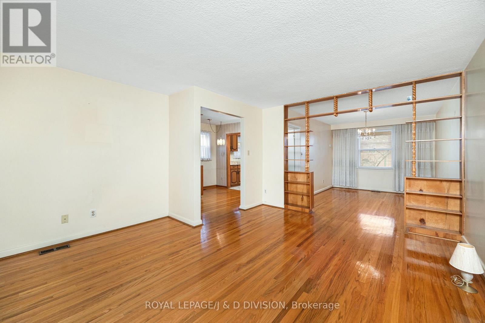 












51 EDINBOROUGH COURT

,
Toronto,




Ontario
M6N2E9

