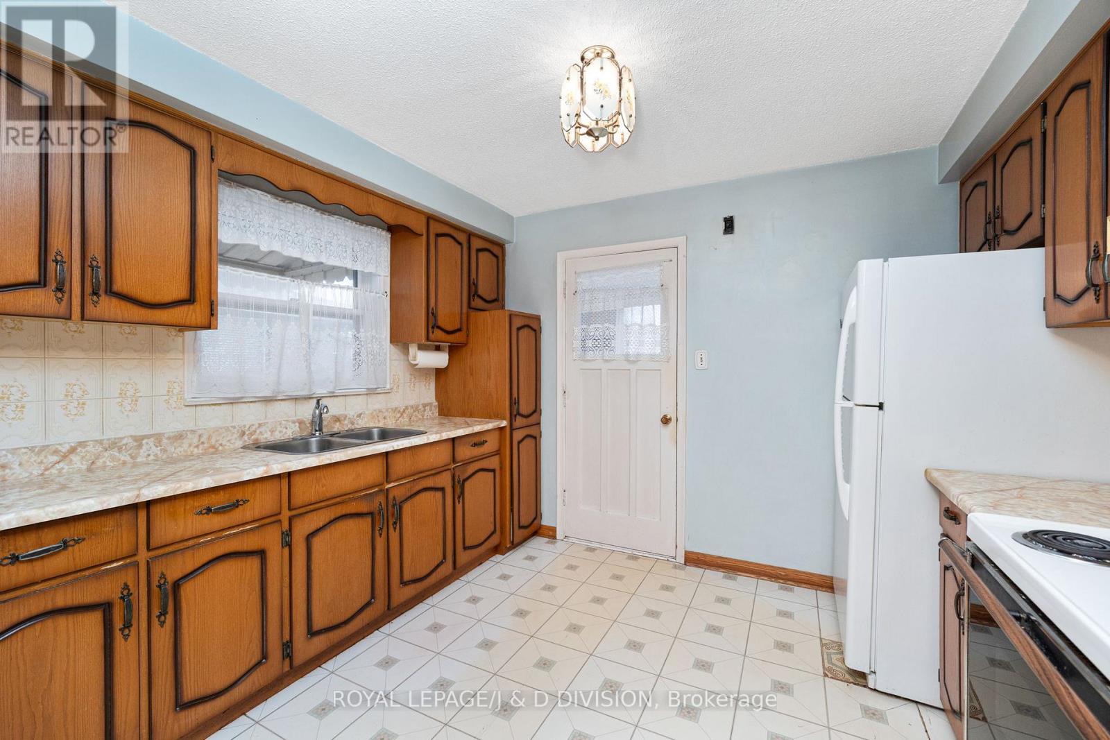 












51 EDINBOROUGH COURT

,
Toronto,




Ontario
M6N2E9

