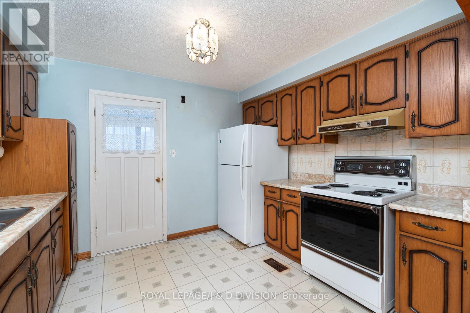 












51 EDINBOROUGH COURT

,
Toronto,




Ontario
M6N2E9

