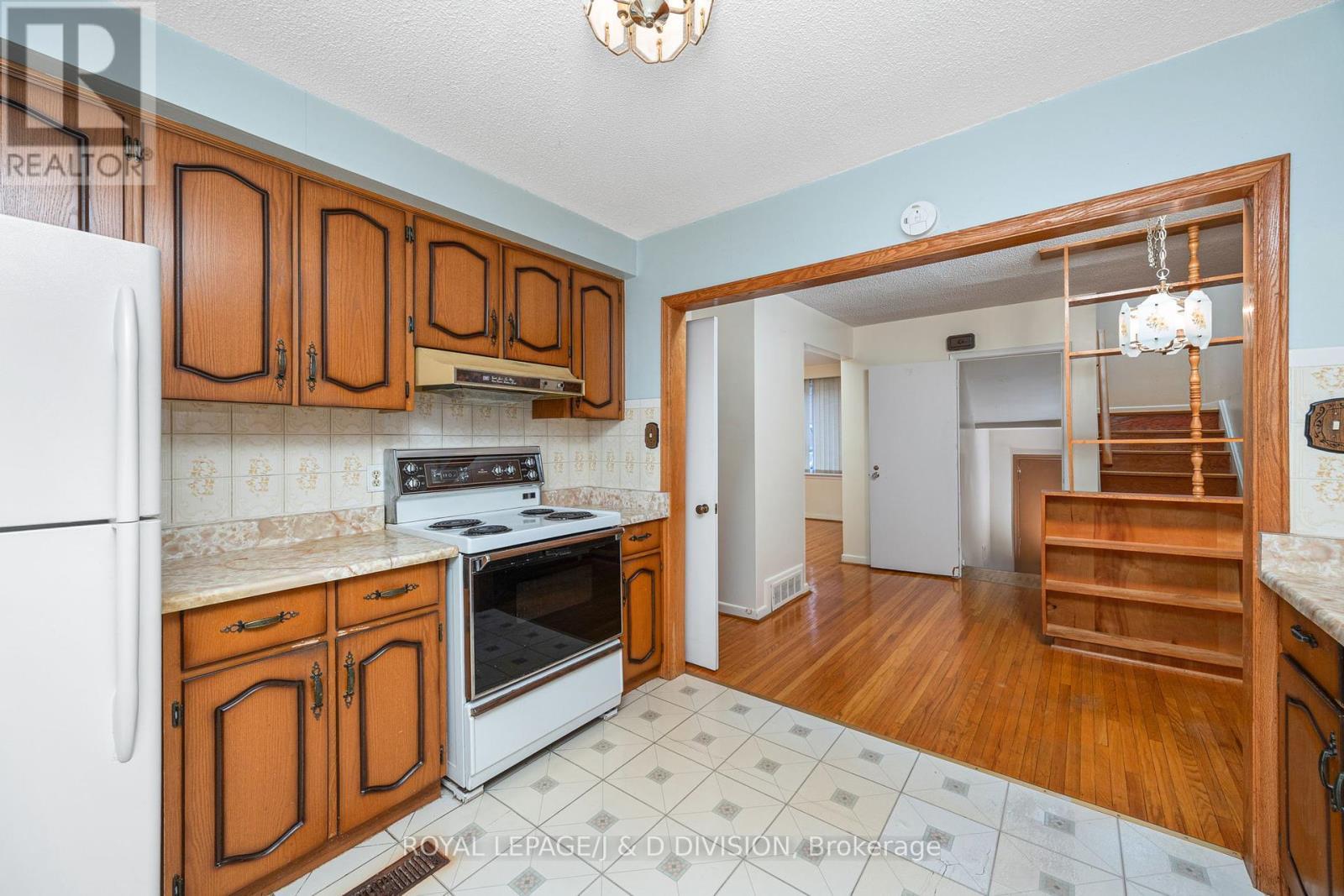 












51 EDINBOROUGH COURT

,
Toronto,




Ontario
M6N2E9

