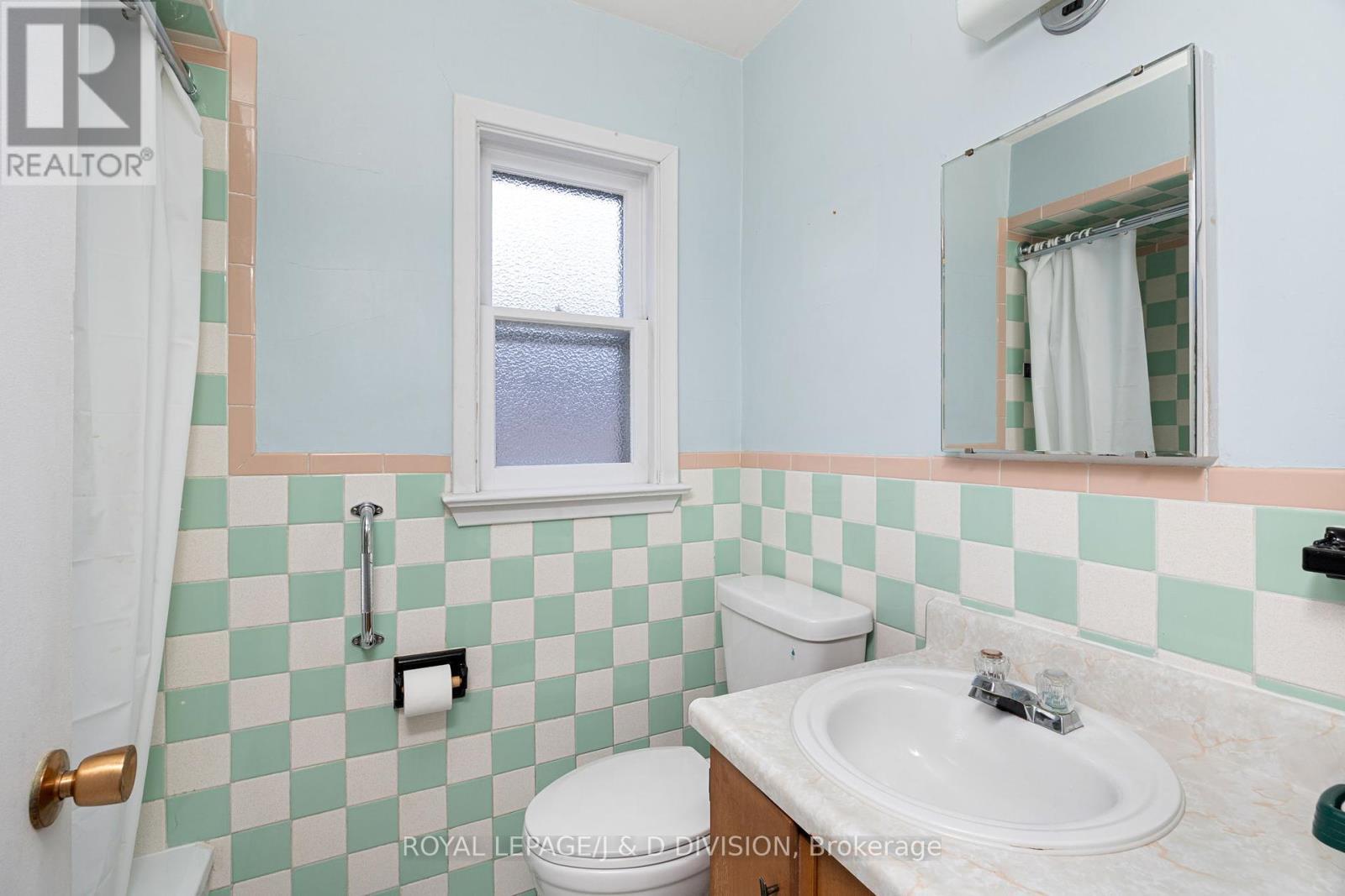 












51 EDINBOROUGH COURT

,
Toronto,




Ontario
M6N2E9

