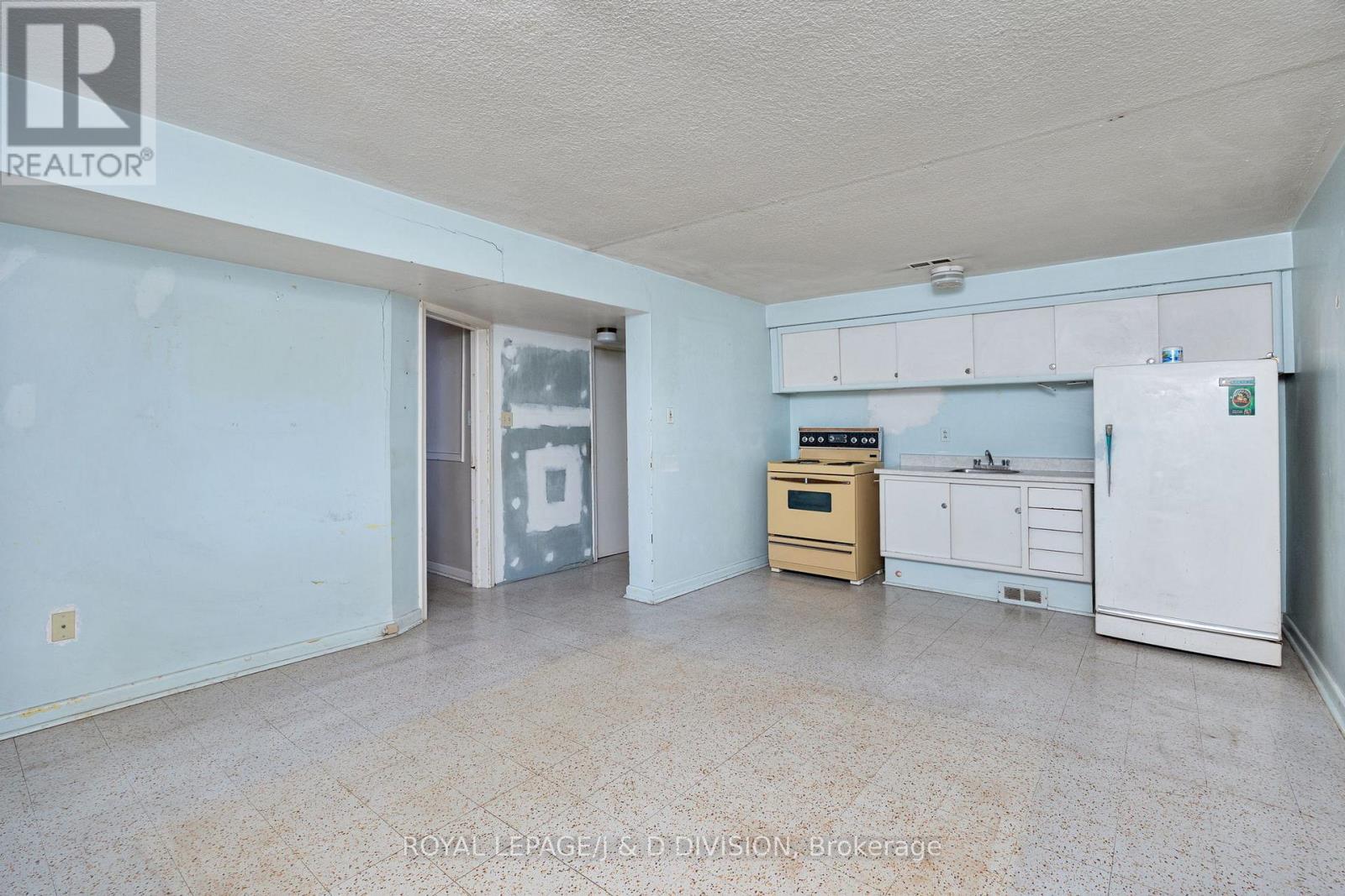 












51 EDINBOROUGH COURT

,
Toronto,




Ontario
M6N2E9

