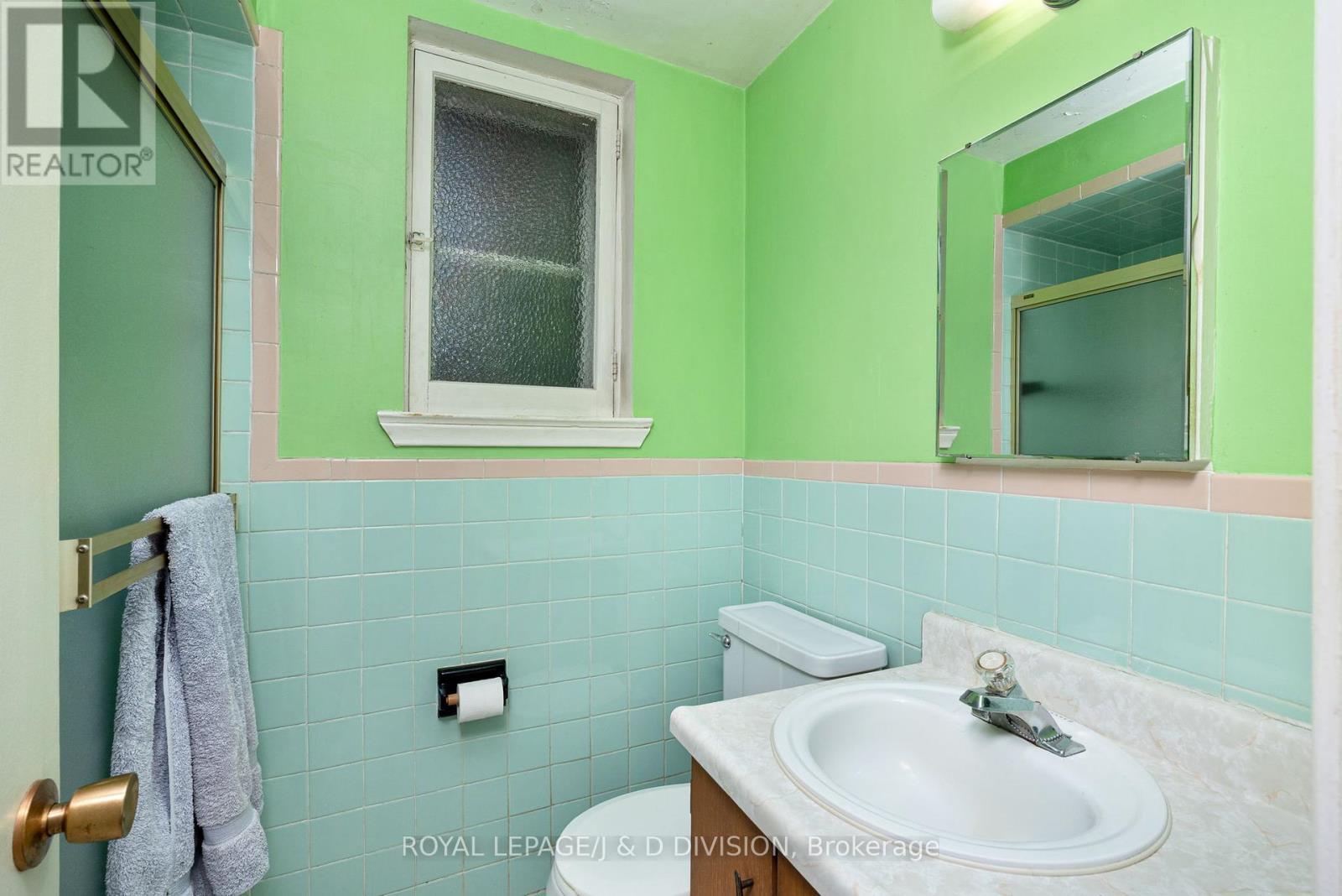 












51 EDINBOROUGH COURT

,
Toronto,




Ontario
M6N2E9

