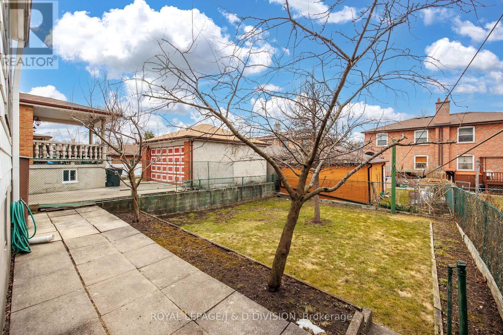 












51 EDINBOROUGH COURT

,
Toronto,




Ontario
M6N2E9

