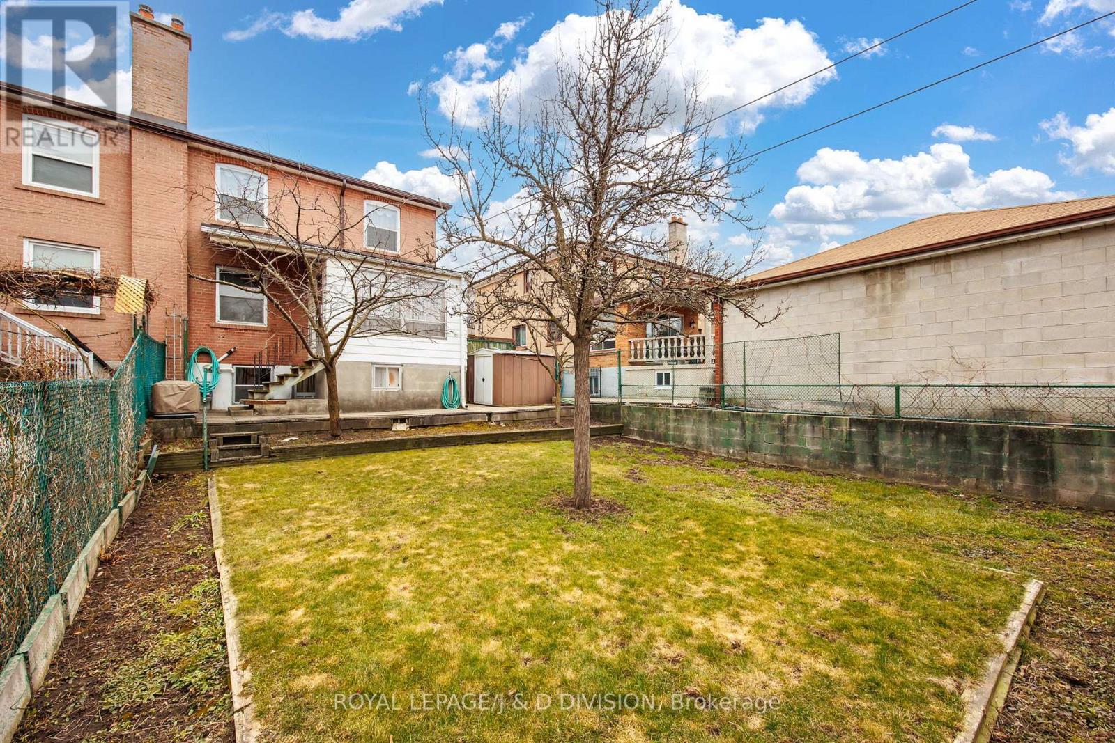 












51 EDINBOROUGH COURT

,
Toronto,




Ontario
M6N2E9

