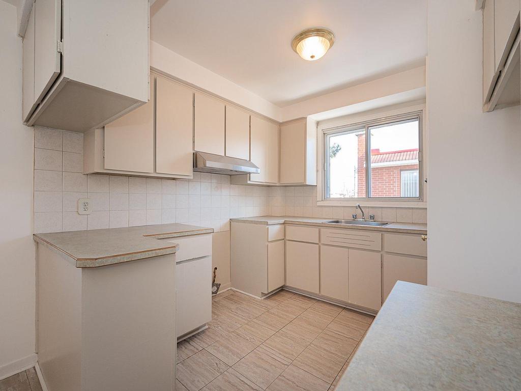 









8733


Rue Barbeau

,
Montréal (Saint-Léonard),




QC
H1R2N3

