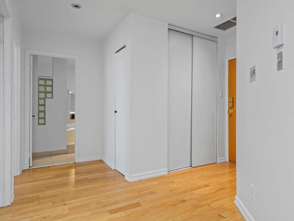 









285


Place D'Youville

, 17,
Montréal (Ville-Marie),




QC
H2Y2A4


