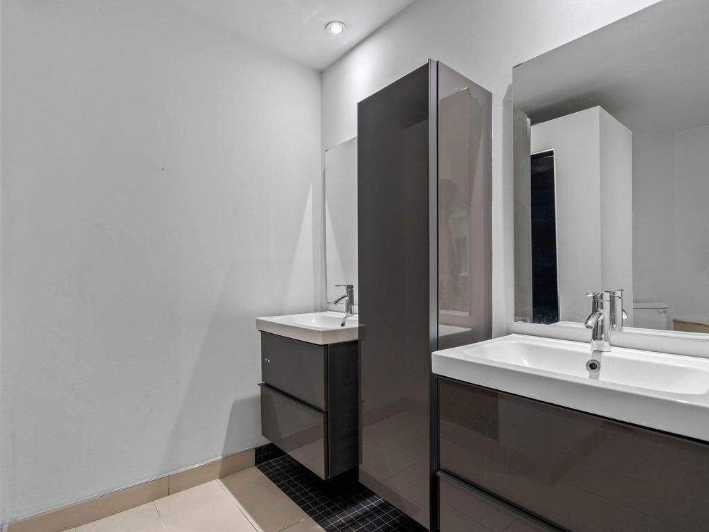 









285


Place D'Youville

, 17,
Montréal (Ville-Marie),




QC
H2Y2A4

