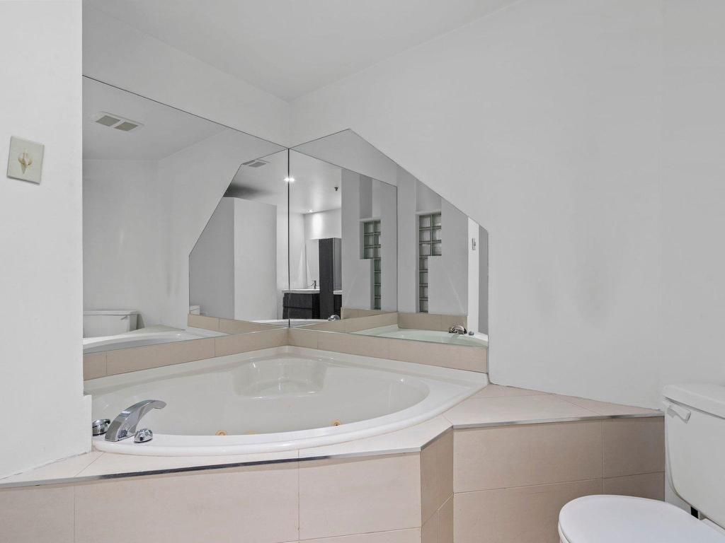 









285


Place D'Youville

, 17,
Montréal (Ville-Marie),




QC
H2Y2A4

