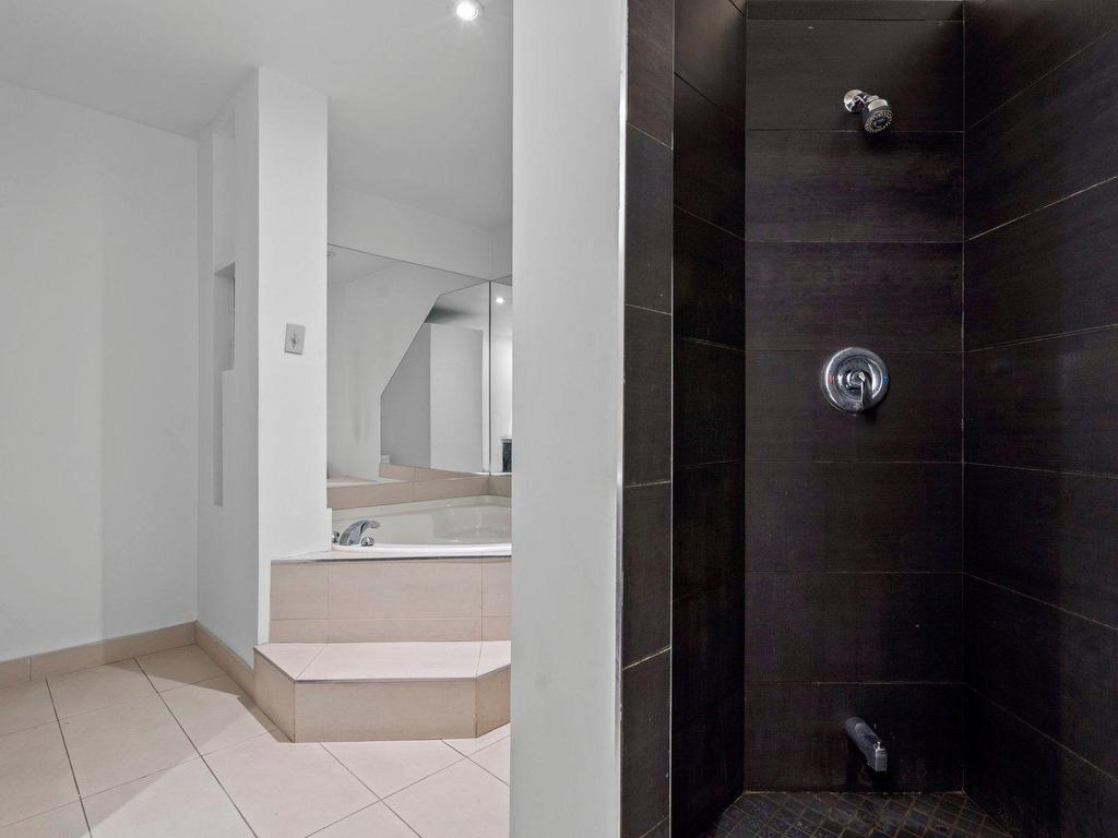 









285


Place D'Youville

, 17,
Montréal (Ville-Marie),




QC
H2Y2A4

