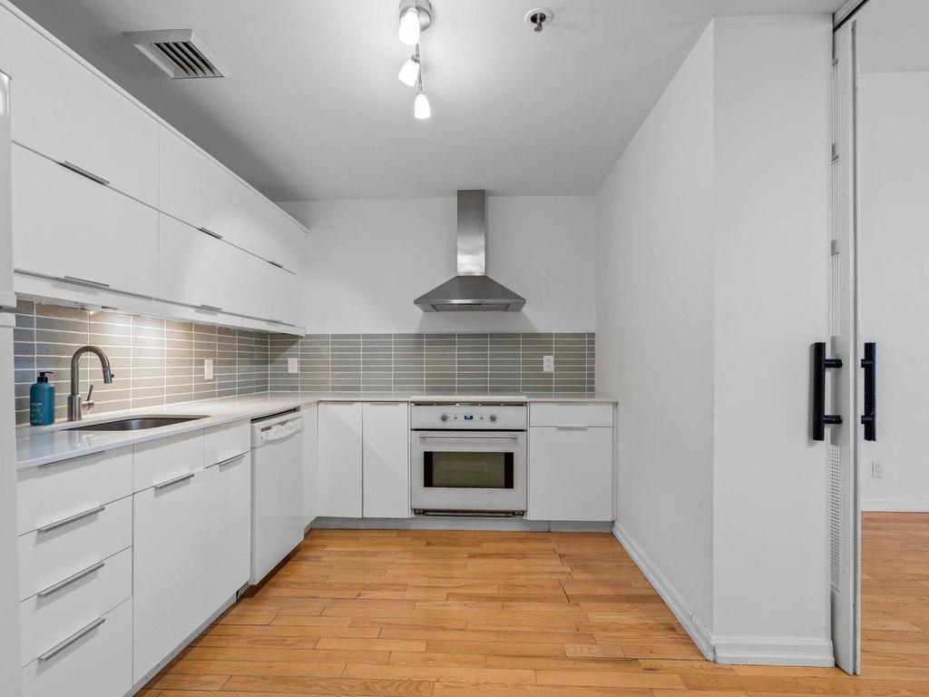 









285


Place D'Youville

, 17,
Montréal (Ville-Marie),




QC
H2Y2A4

