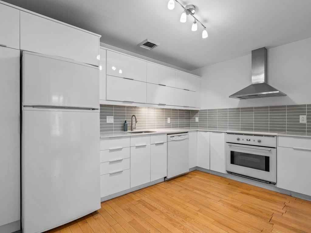 









285


Place D'Youville

, 17,
Montréal (Ville-Marie),




QC
H2Y2A4

