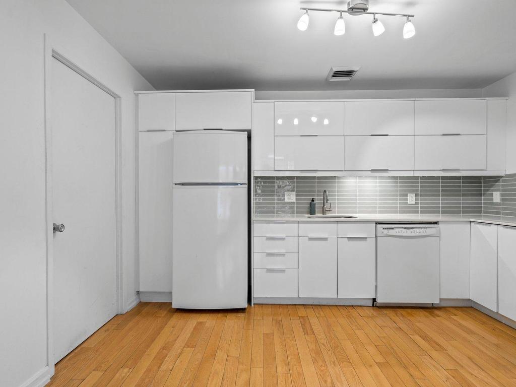 









285


Place D'Youville

, 17,
Montréal (Ville-Marie),




QC
H2Y2A4

