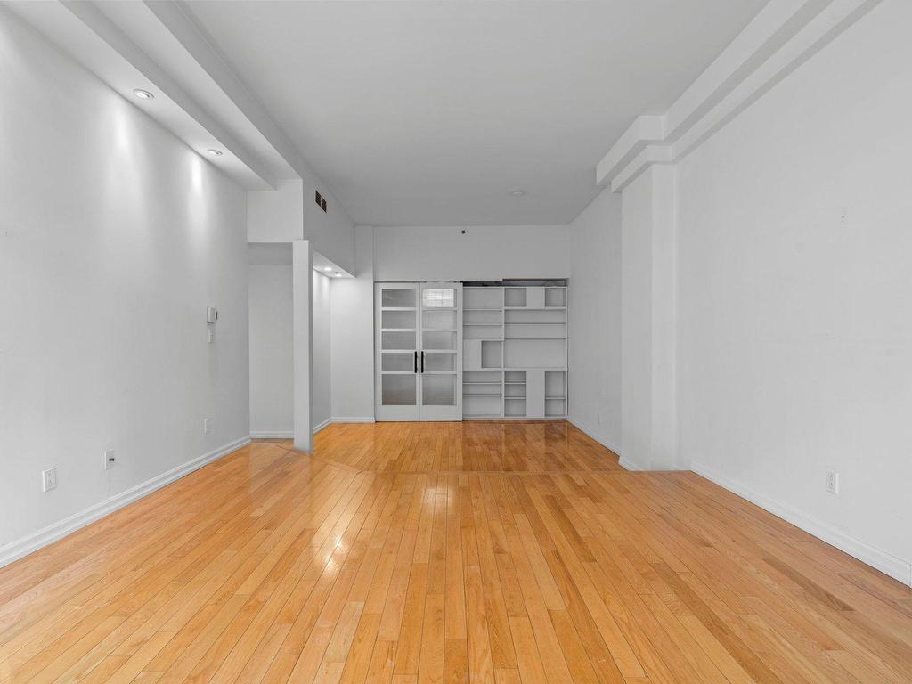 









285


Place D'Youville

, 17,
Montréal (Ville-Marie),




QC
H2Y2A4


