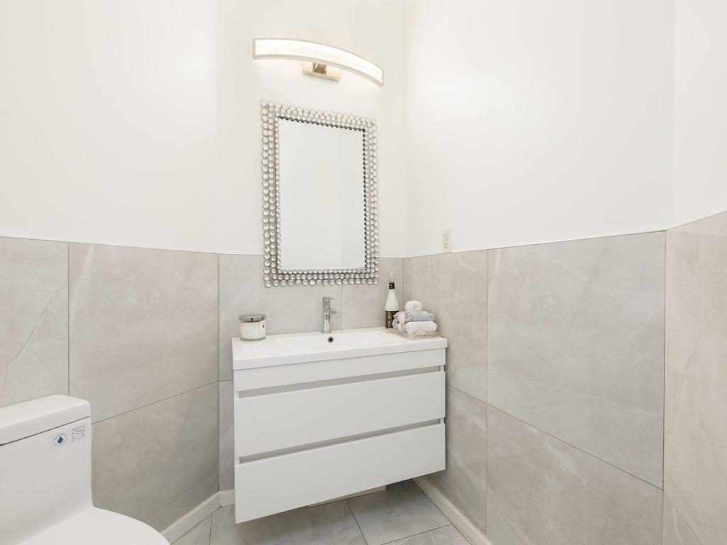 









6


Place de St-Dié

,
Lorraine,




QC
J6Z4M5

