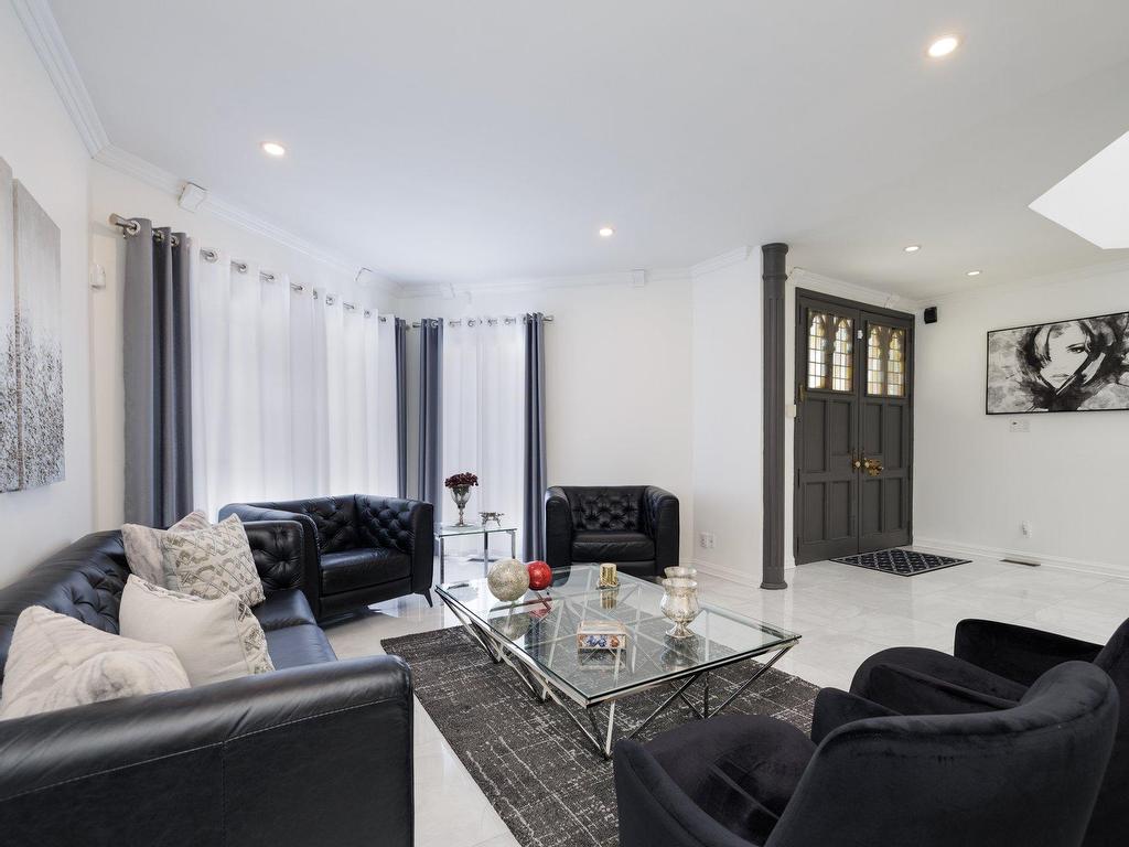 









6


Place de St-Dié

,
Lorraine,




QC
J6Z4M5

