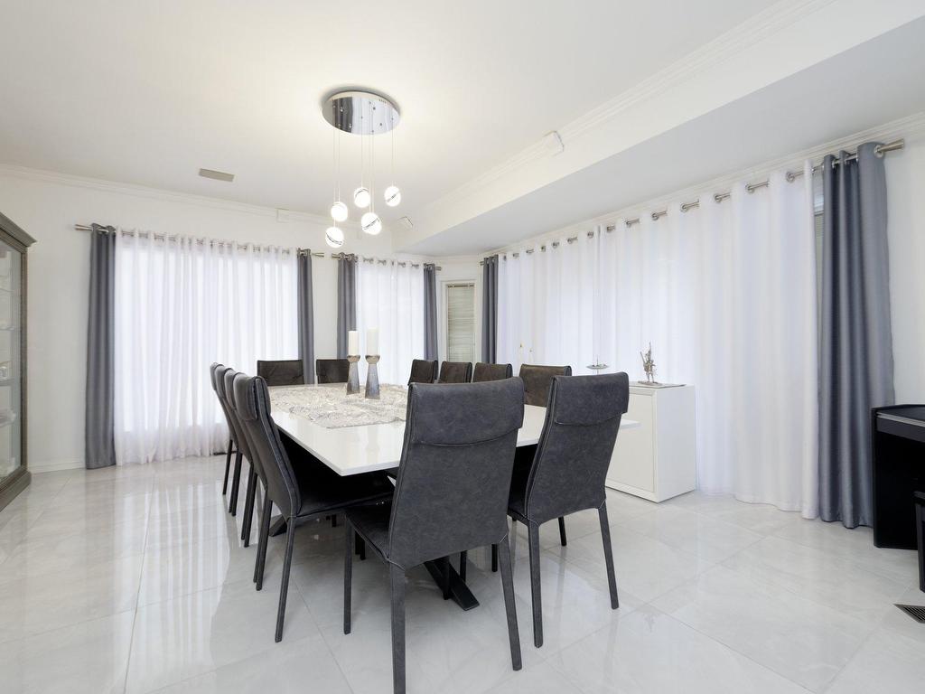 









6


Place de St-Dié

,
Lorraine,




QC
J6Z4M5


