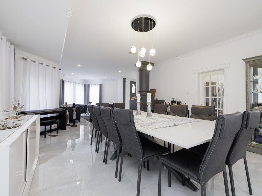 









6


Place de St-Dié

,
Lorraine,




QC
J6Z4M5


