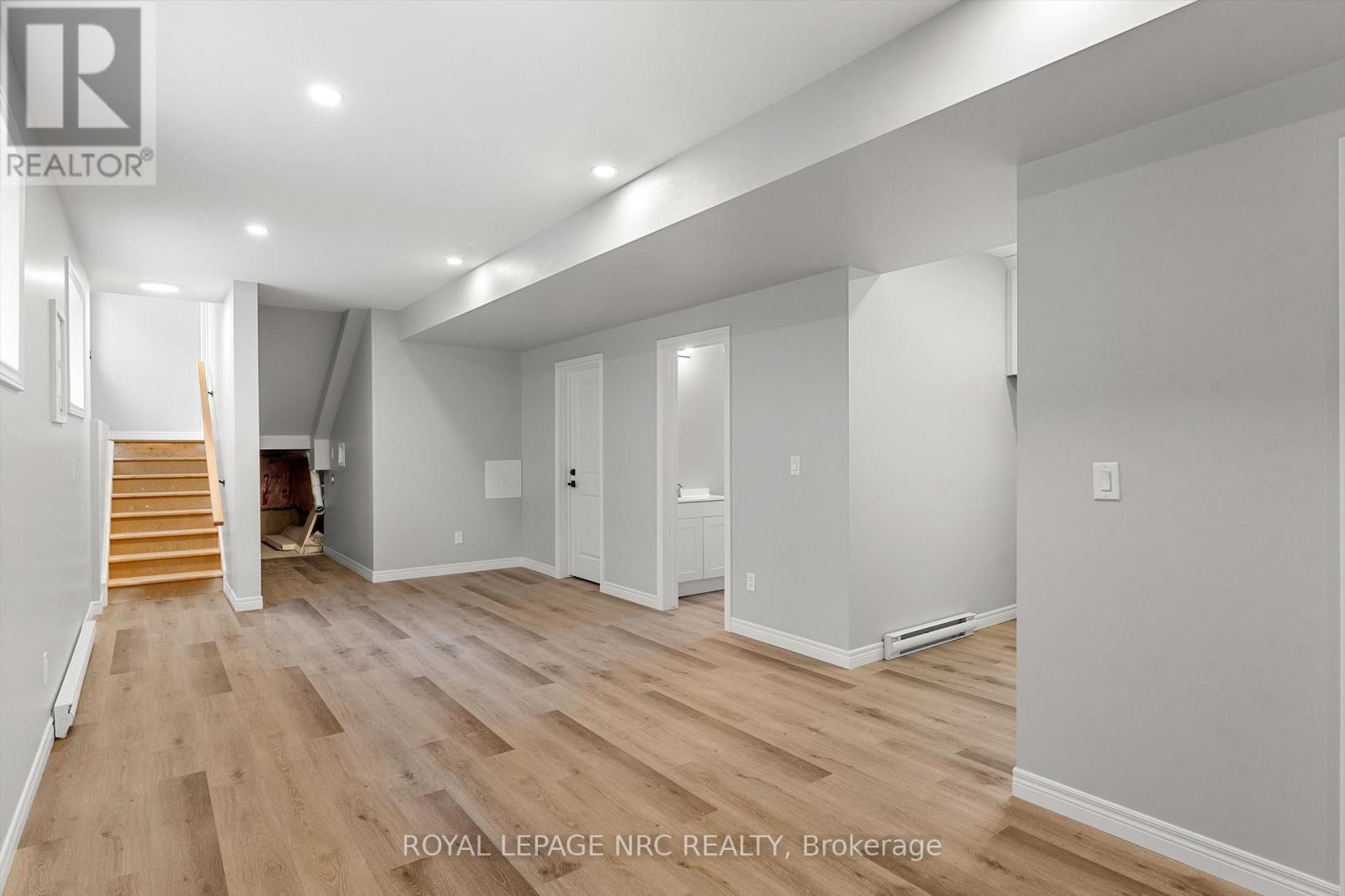 












137 ST. GEORGE STREET

,
Welland (Broadway),




Ontario
L3C5N7

