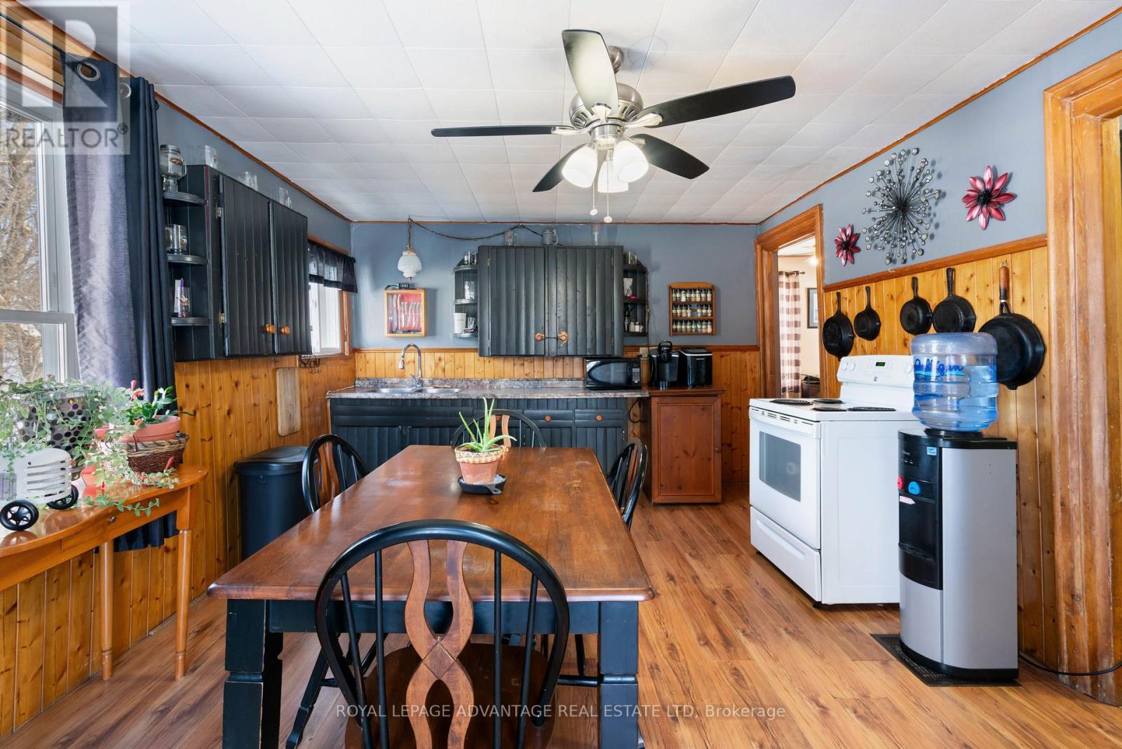 












37 WILLIAM STREET

,
Rideau Lakes,




Ontario
K0E1G0

