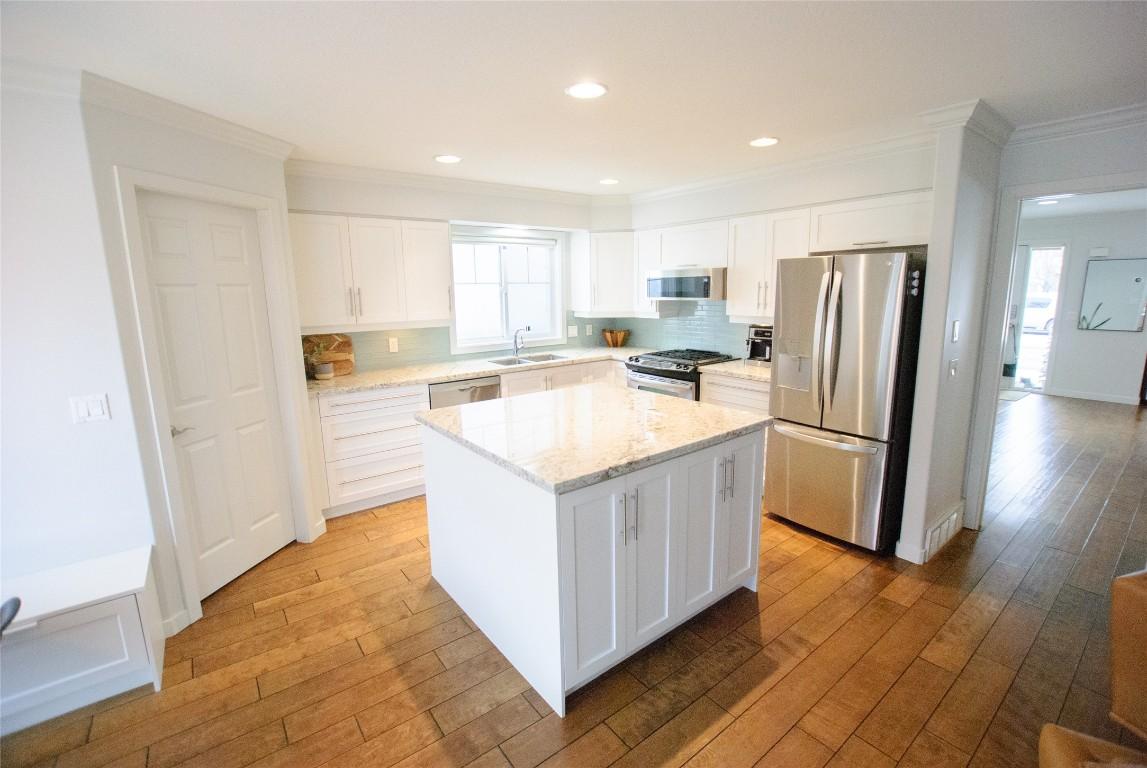 









665


Cook

Road, 104,
Kelowna,




BC
V1W 4T4

