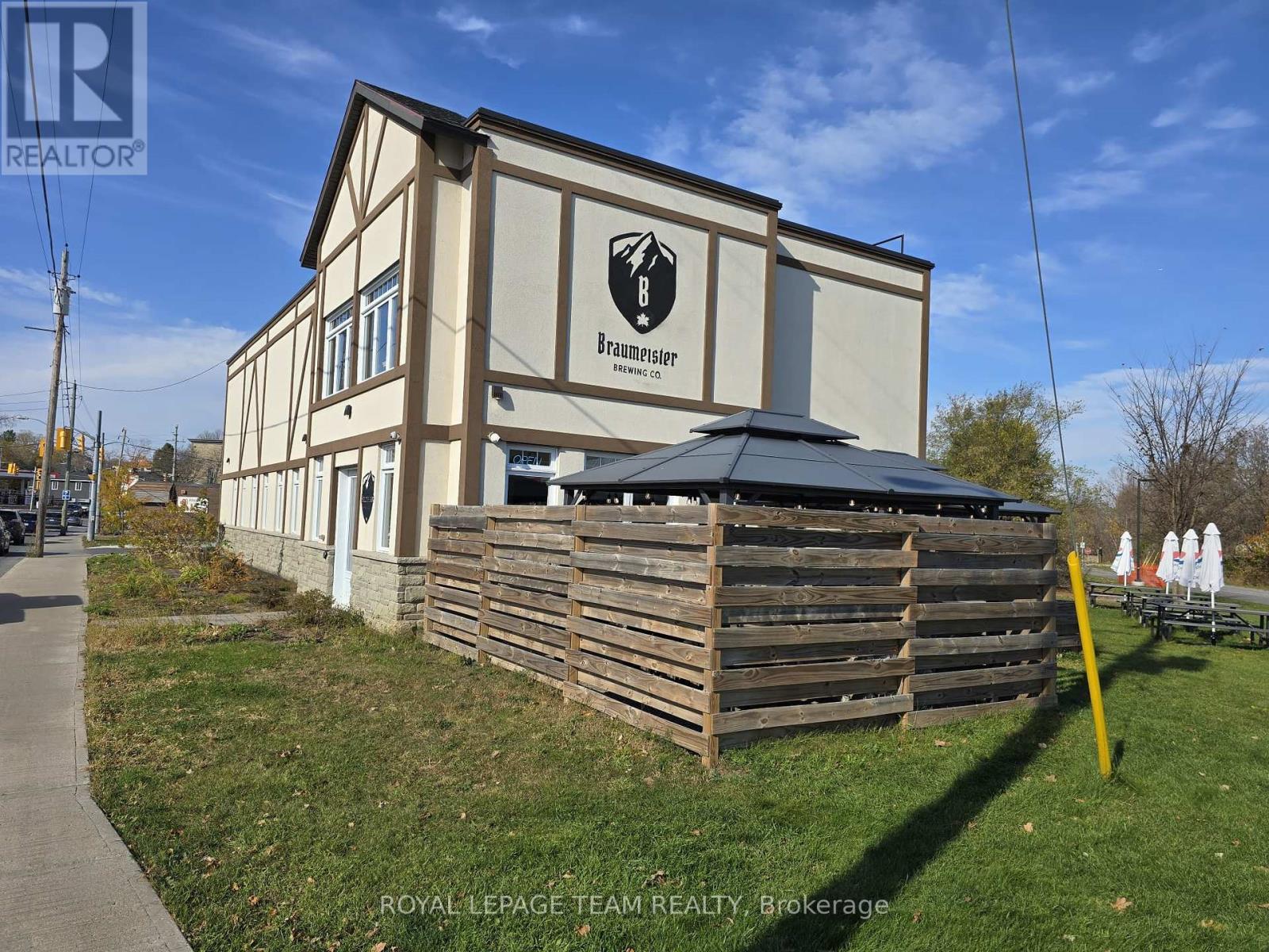 












19 MOORE STREET

,
Carleton Place,




Ontario
K7C2R4

