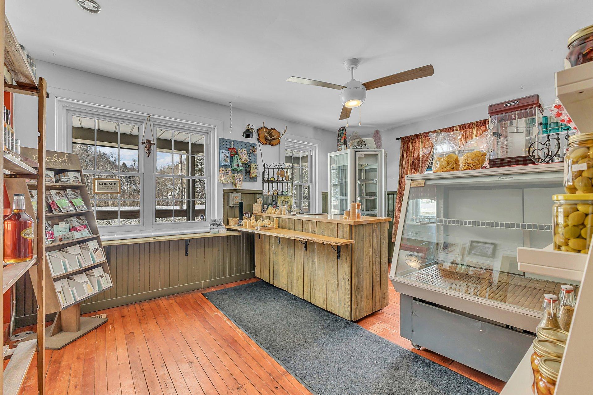 









754


Route Principale

,
Val-des-Monts,




QC
J8N0H5

