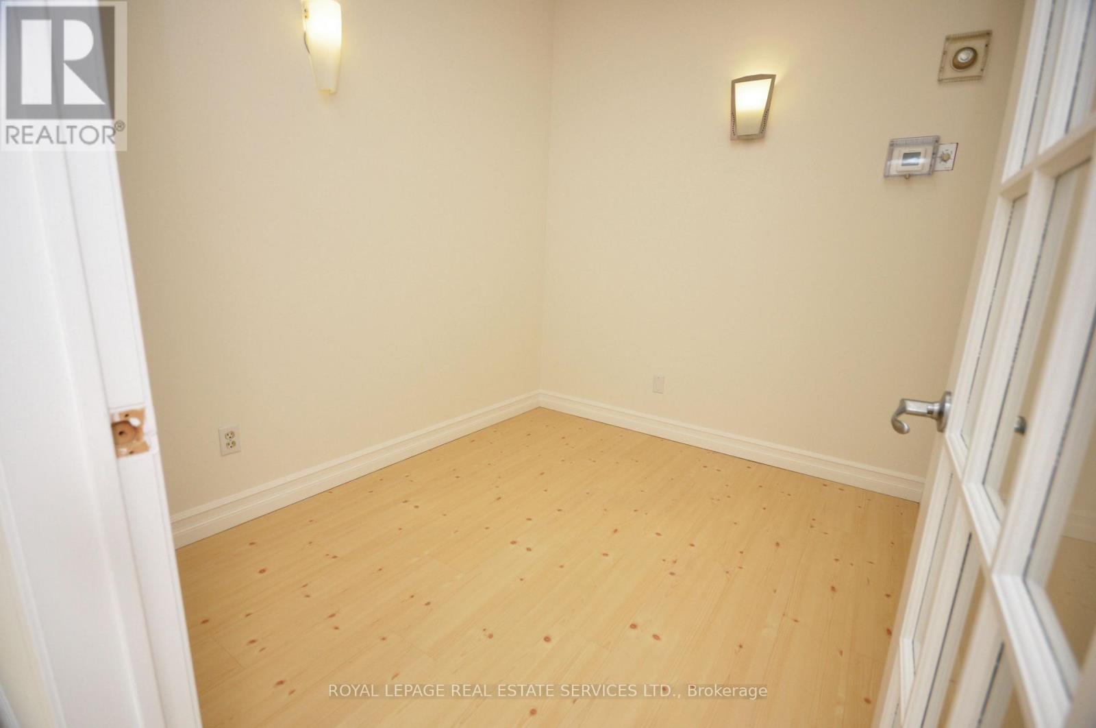 












203 - 115 LAKESHORE ROAD E

,
Mississauga,




Ontario
L5G1E5

