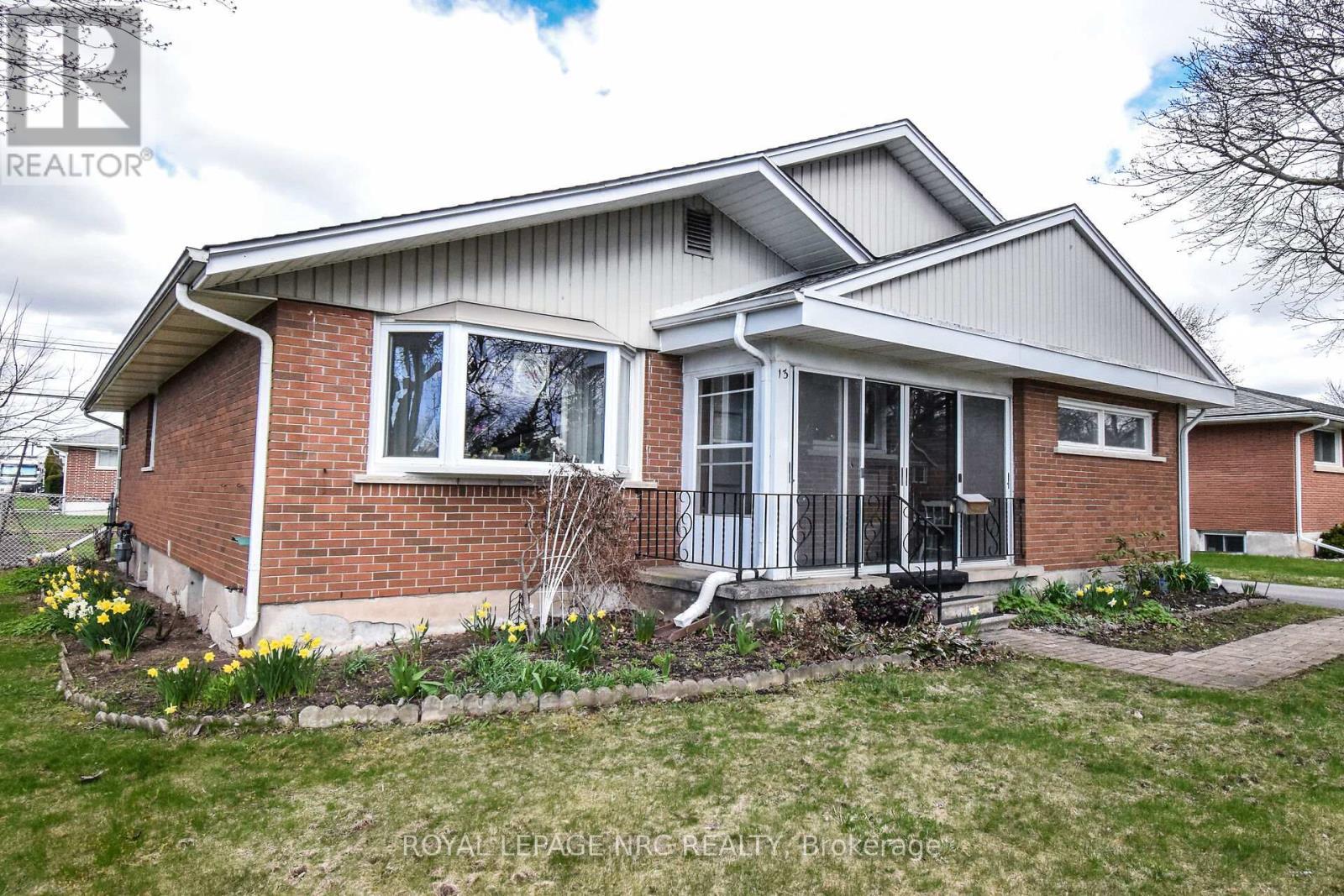 












13 WESTMOUNT CRESCENT

,
Welland (Prince Charles),




Ontario
L3C2S5

