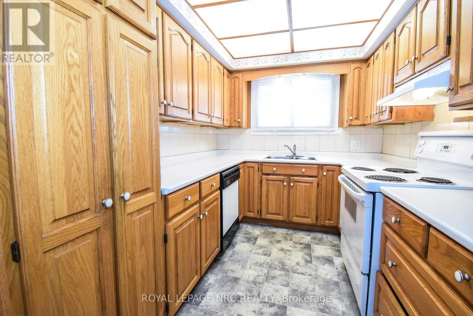 












13 WESTMOUNT CRESCENT

,
Welland (Prince Charles),




Ontario
L3C2S5

