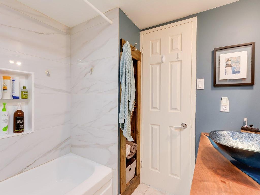 









295


Boul. St-Joseph

, 1209,
Gatineau (Hull),




QC
J8Y3Y5

